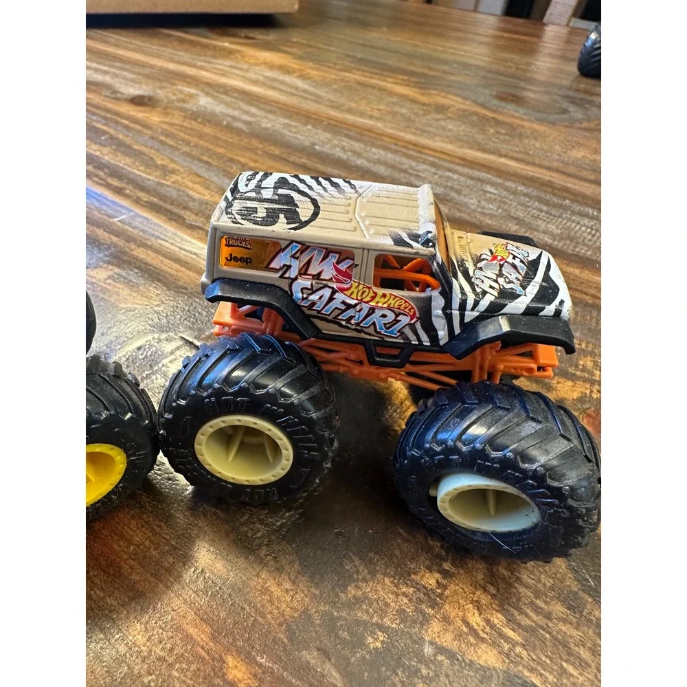 Monster Jam Wild Streak & HW Safari Jeep Monser Truck 1:64‎ Hot Wheels lot of 2